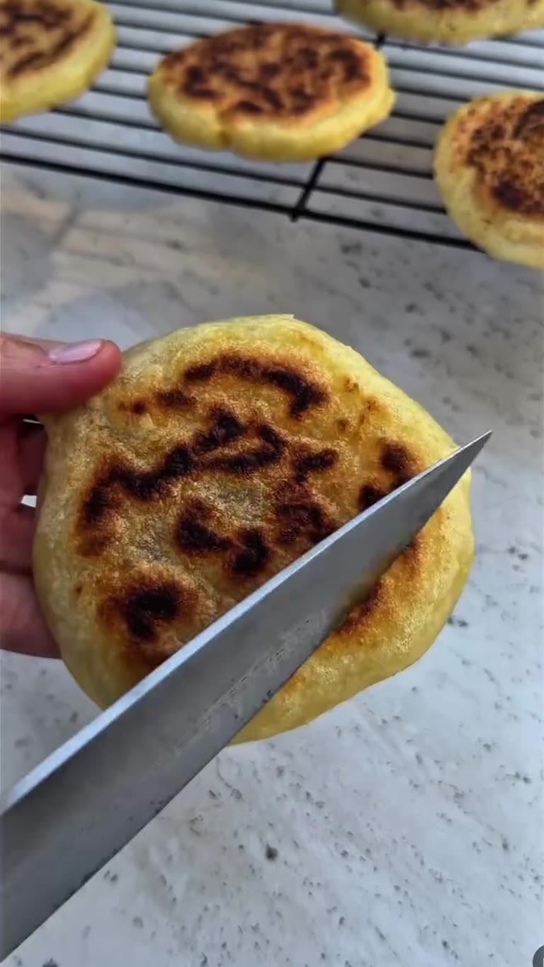 Arepas de yuca rellenas de reina pepiada